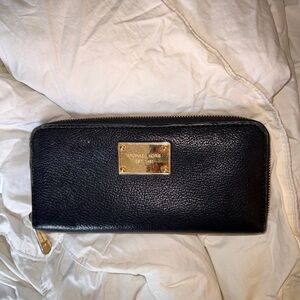 Michael Kors Jet Set Continental zip-around wallet. Black pebbled leather.